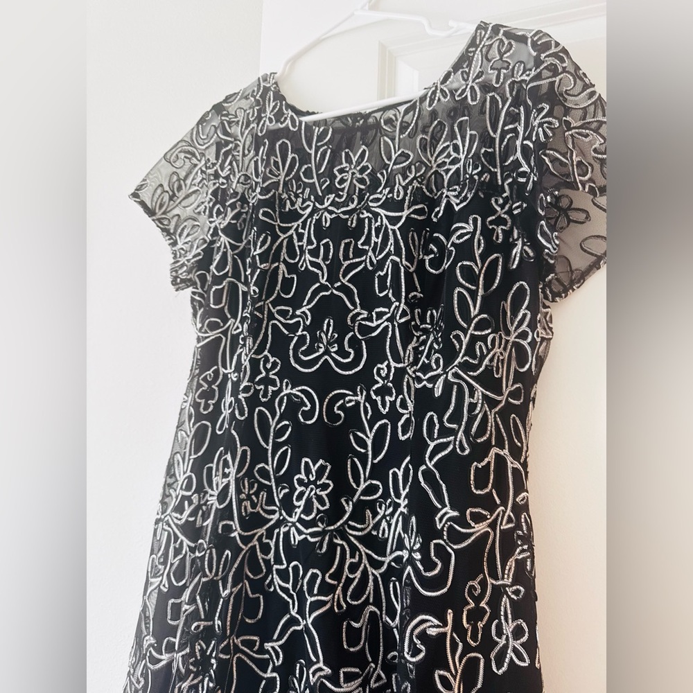 Elegant Black and White Lace Dress - Picture 5 of 10
